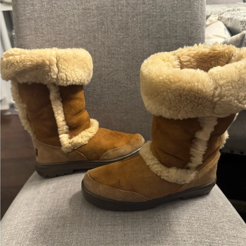 UGG Australia Sundance II Chestnut Sheepskin Boots Women’s Size 6